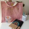 Bolso+libreta Maestra De Corazón, lapicero Y Taza Superpoderes Para Terminar El Curso. Bolso Con Bolsillo Interior,libreta De Corcho Y Polipiel Tamaño A5. Poner Nombre Para Taza